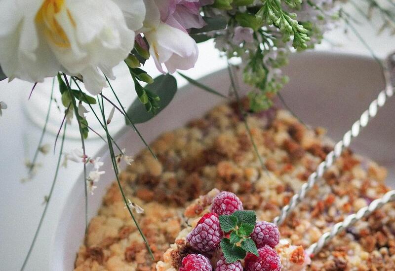 Альтернатива запеканке: рецепт творожно-ягодного крамбла на завтрак