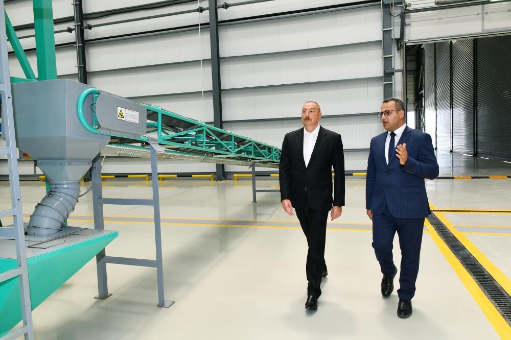 Президент Ильхам Алиев и Первая леди Мехрибан Алиева ознакомились с предприятием ООО Grand-Agro Invitro и приняли участие в открытии перерабатывающего завода ООО Azbadam