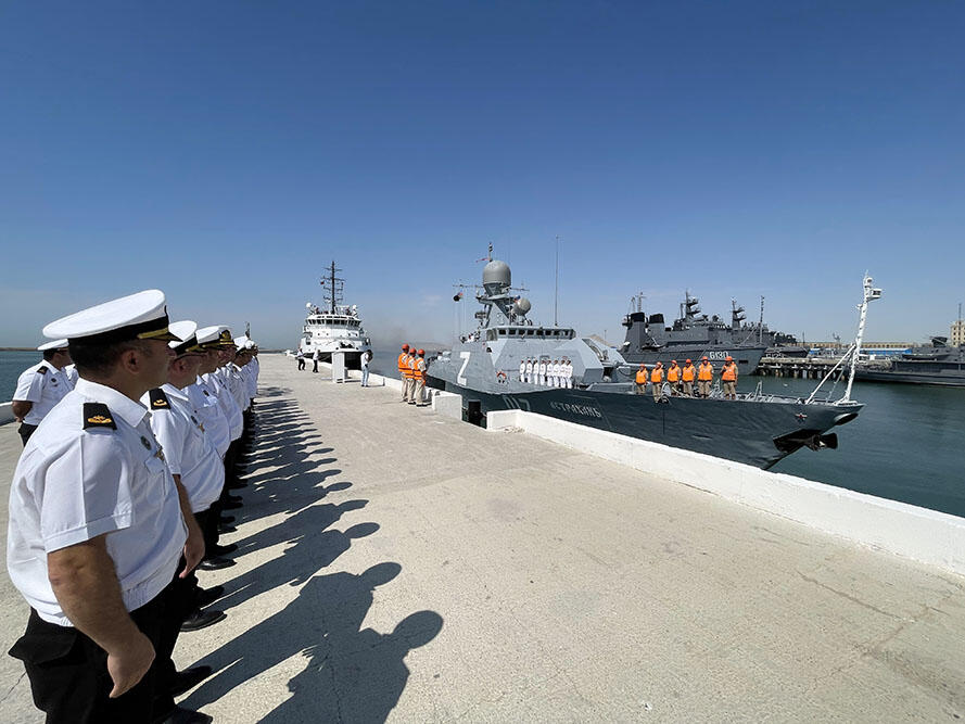 Российские военные корабли прибыли в Баку
