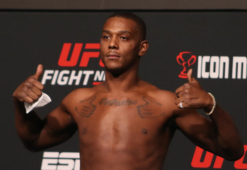Американец Хилл нокаутировал Сантоса в главном поединке UFC Vegas 59