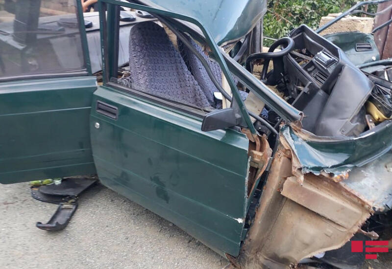 В Лянкяране автомобиль врезался в каменное ограждение