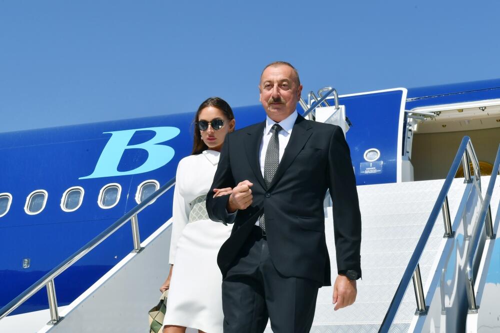 Президент Ильхам Алиев и Первая леди Мехрибан Алиева прибыли с рабочим визитом в ​​Турцию
