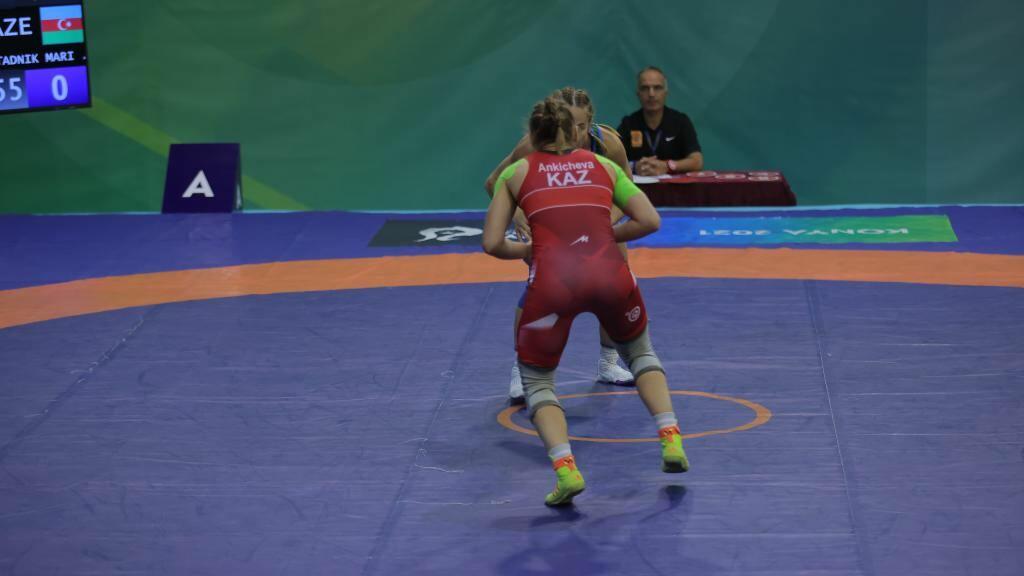 Азербайджанские спортсменки вышли в следующий этап соревнований по борьбе на Исламиаде