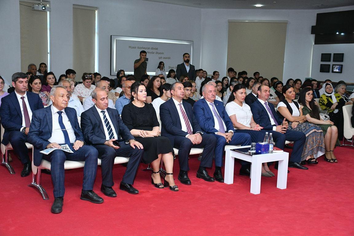 В Баку прошла встреча с народным писателем Анаром