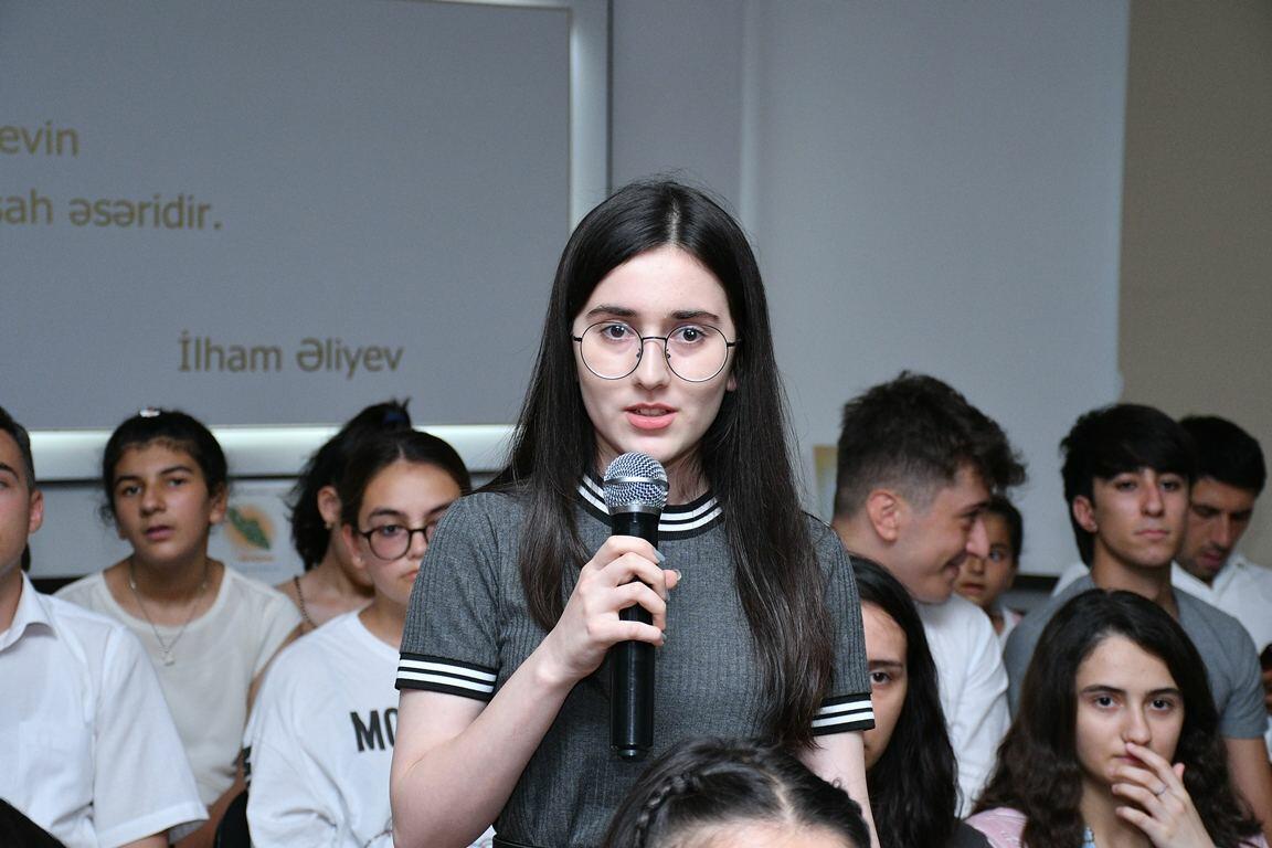 В Баку прошла встреча с народным писателем Анаром