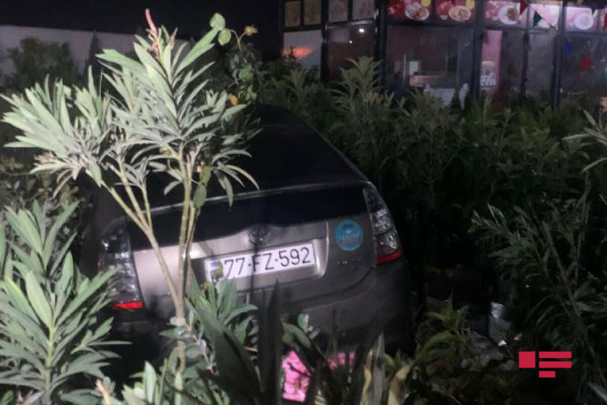 Пьяный водитель въехал в цветочный павильон на шоссе Баку-Сумгайыт