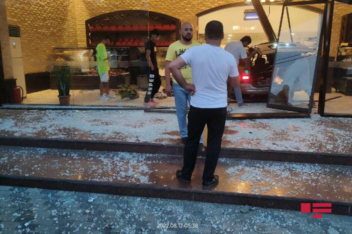 В Баку автомобиль врезался в кондитерскую