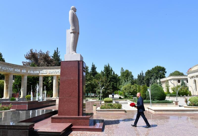 Президент Ильхам Алиев посетил памятник великому лидеру Гейдару Алиеву в Агсу