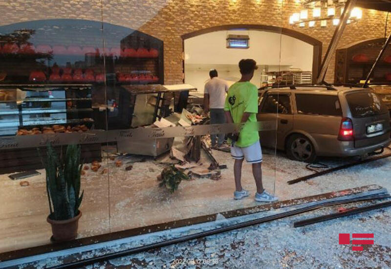 В Баку автомобиль врезался в кондитерскую