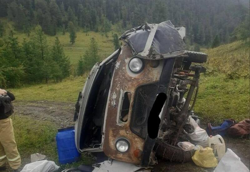 На Алтае УАЗ с людьми съехал с горы и перевернулся