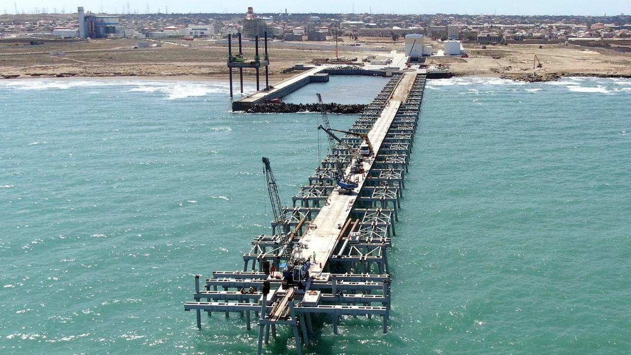 «Азерэнержи» строит большую эстакаду в море