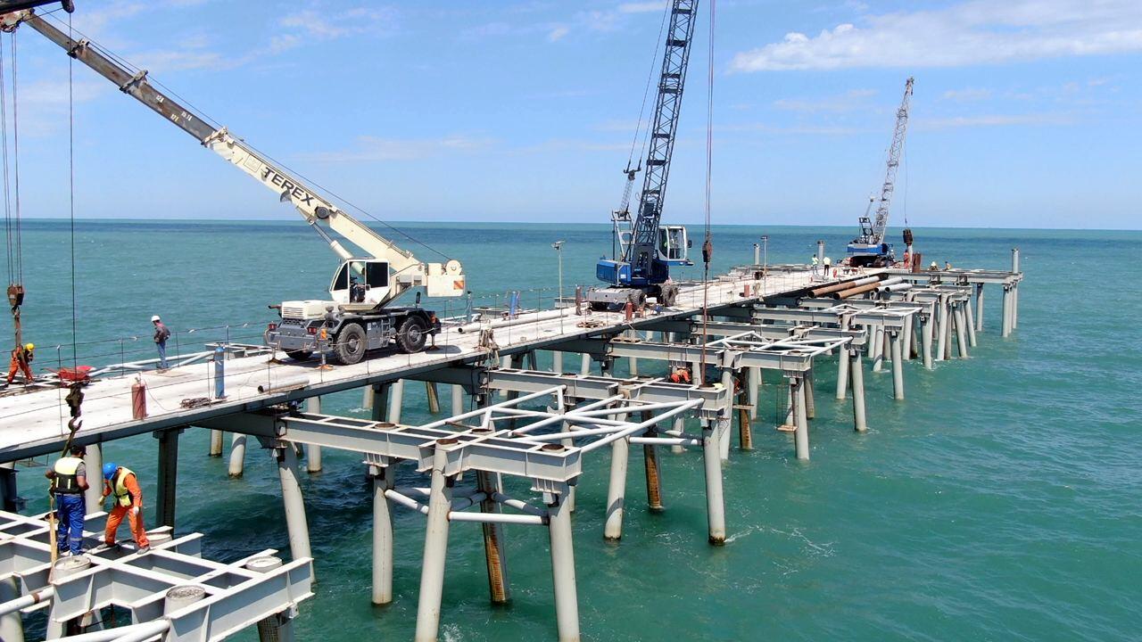 «Азерэнержи» строит большую эстакаду в море