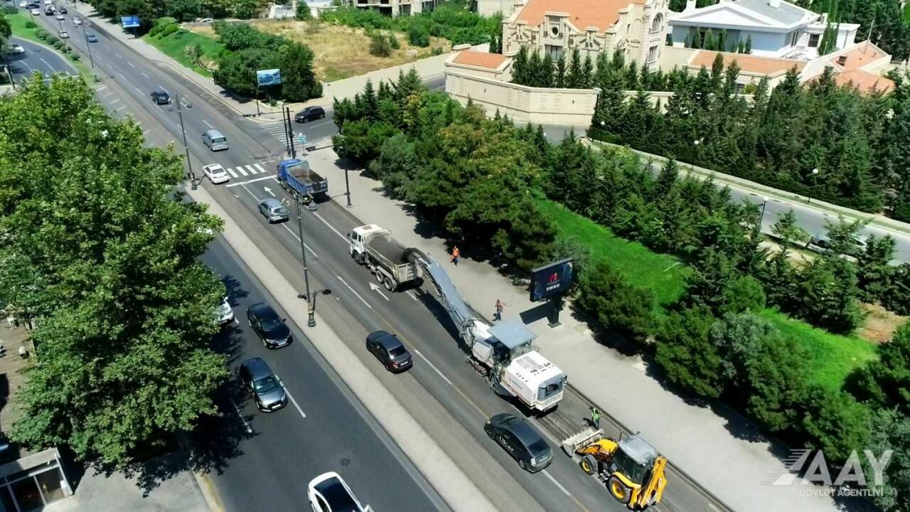 На одном из проспектов Баку идут ремонтные работы