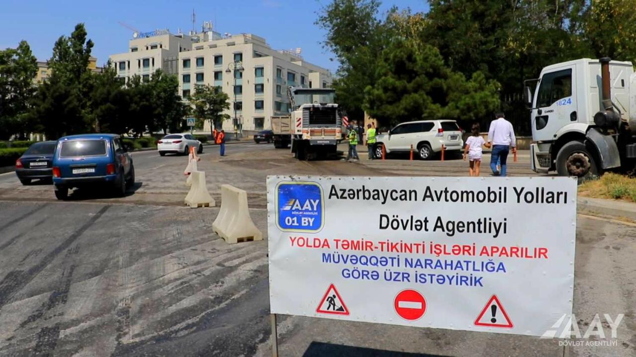 На одном из проспектов Баку идут ремонтные работы