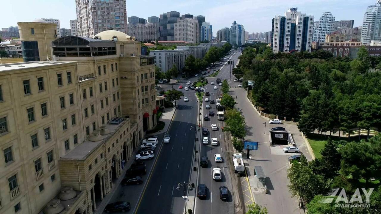 На одном из проспектов Баку идут ремонтные работы
