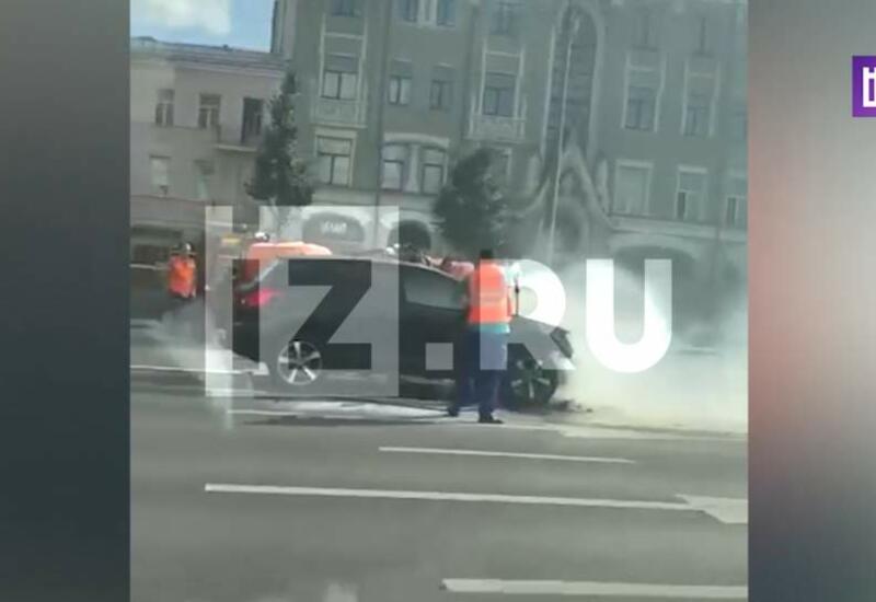 Автомобиль загорелся на дороге в центре Москвы