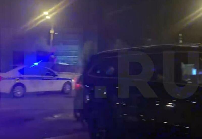 Машина врезалась в авто на обочине и отлетела в столб в центре Москвы