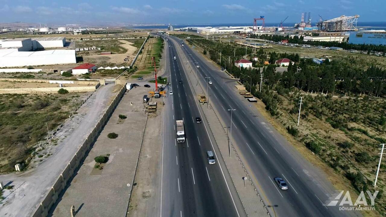 На магистрали Баку-Алят-Газах-Грузия строится пешеходный переход