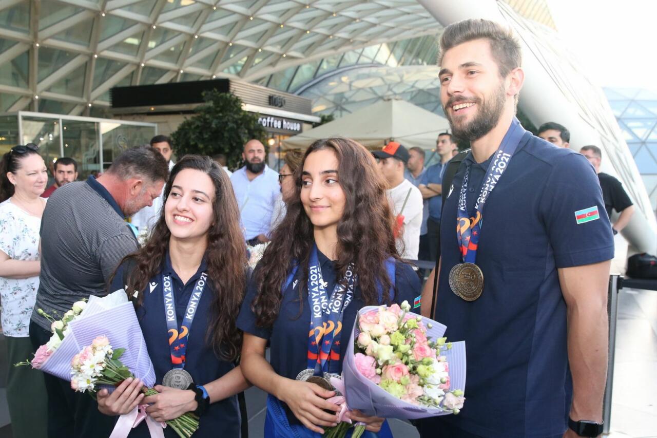Gimnastlarımız İslamiadadan vətənə medallarla qayıdıblar