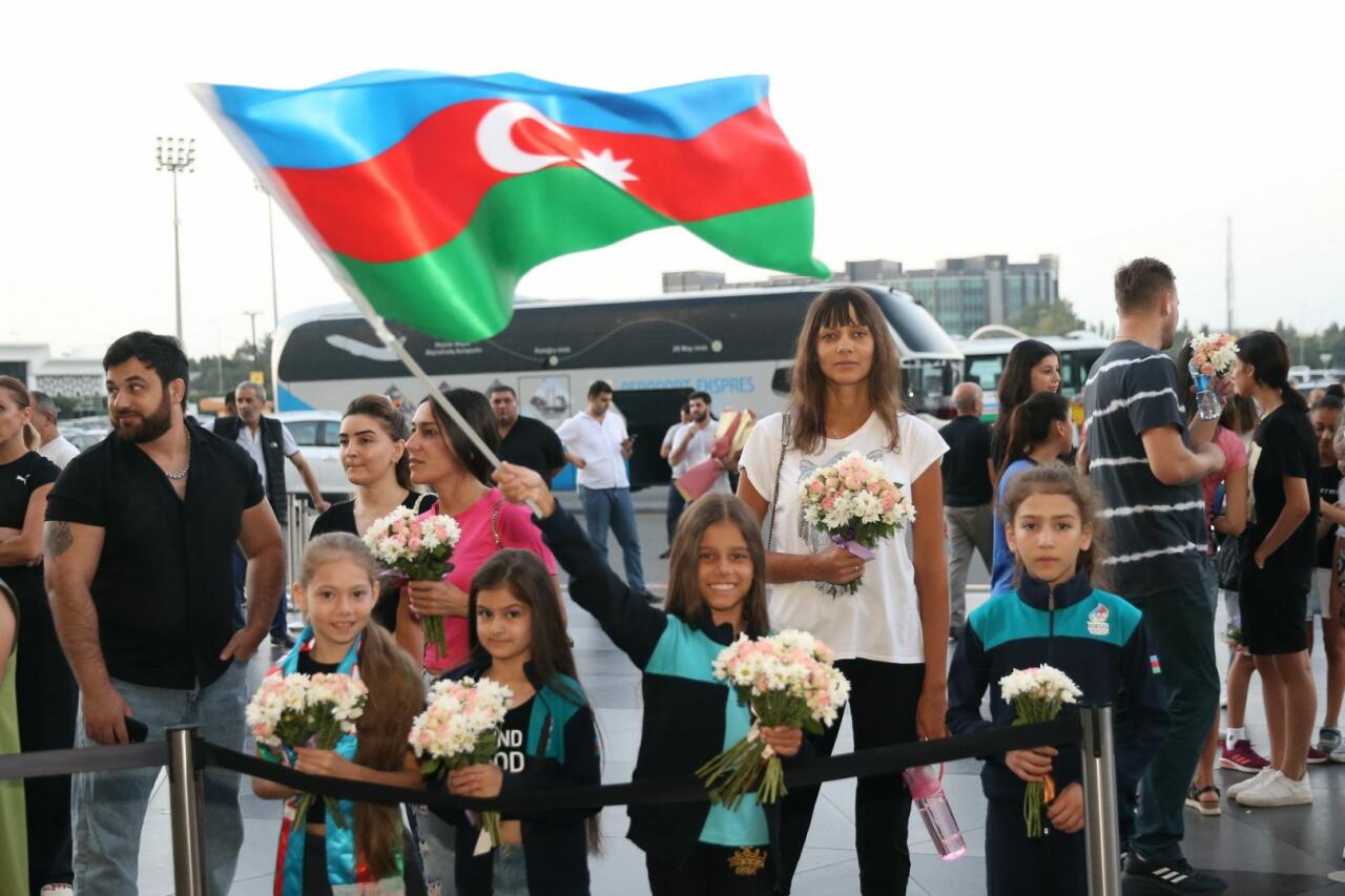 Gimnastlarımız İslamiadadan vətənə medallarla qayıdıblar