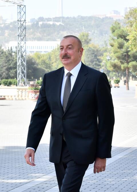 Президент Ильхам Алиев и Первая леди Мехрибан Алиева приняли участие в открытии памятника Муслиму Магомаеву в Бакинском Приморском национальном парке