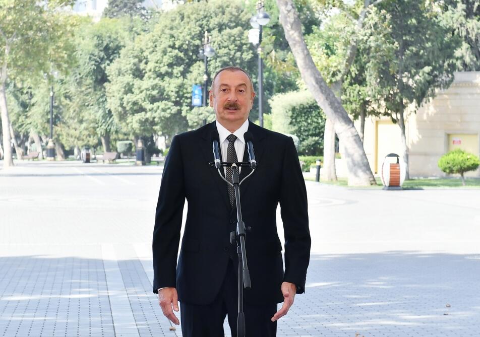 Президент Ильхам Алиев и Первая леди Мехрибан Алиева приняли участие в открытии памятника Муслиму Магомаеву в Бакинском Приморском национальном парке