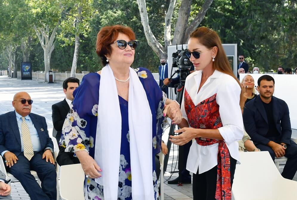 Президент Ильхам Алиев и Первая леди Мехрибан Алиева приняли участие в открытии памятника Муслиму Магомаеву в Бакинском Приморском национальном парке