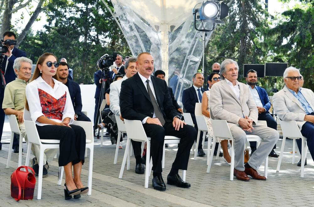 Президент Ильхам Алиев и Первая леди Мехрибан Алиева приняли участие в открытии памятника Муслиму Магомаеву в Бакинском Приморском национальном парке