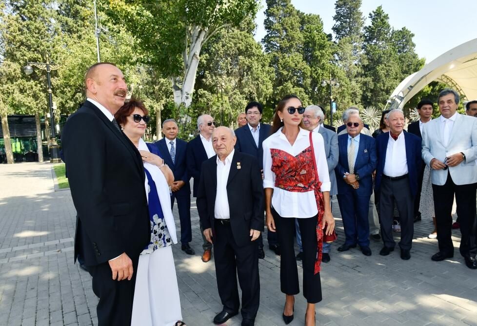 Президент Ильхам Алиев и Первая леди Мехрибан Алиева приняли участие в открытии памятника Муслиму Магомаеву в Бакинском Приморском национальном парке