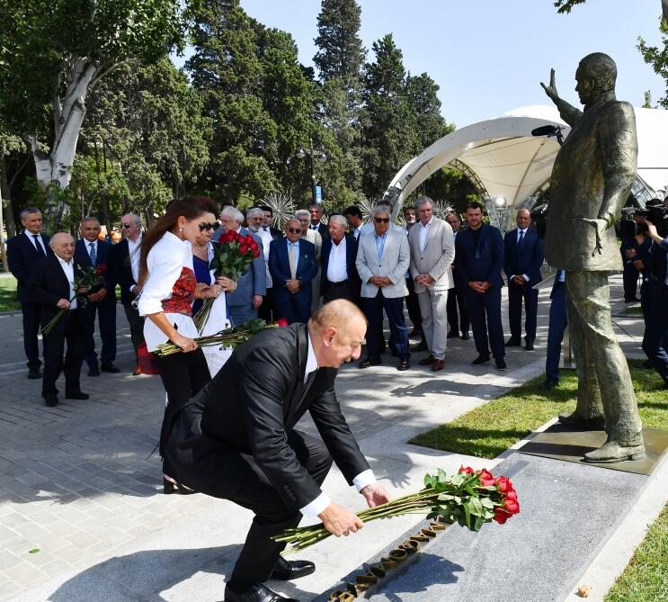 Президент Ильхам Алиев и Первая леди Мехрибан Алиева приняли участие в открытии памятника Муслиму Магомаеву в Бакинском Приморском национальном парке