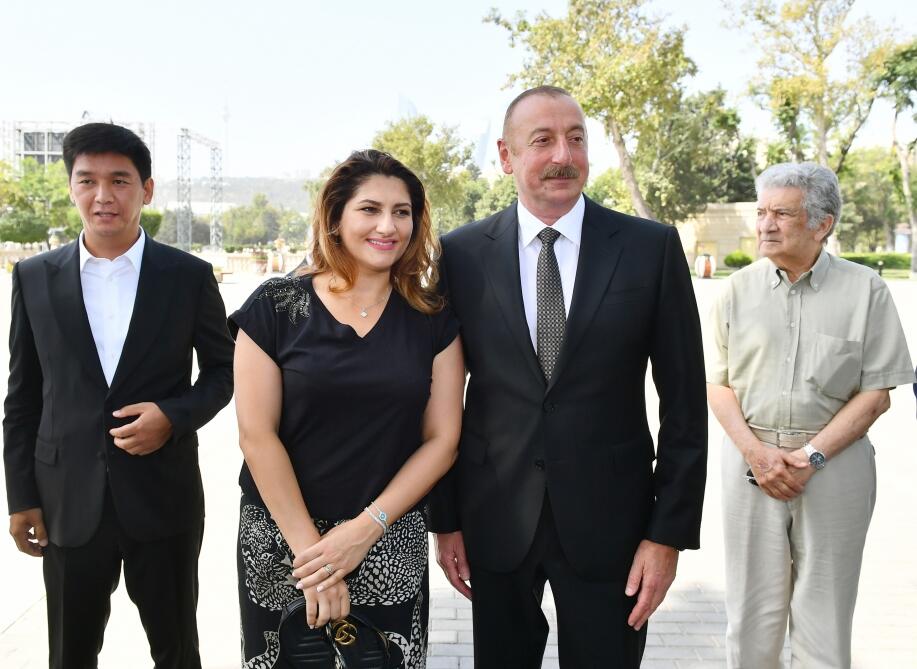 Prezident İlham Əliyev və Birinci xanım Mehriban Əliyeva mədəniyyət və incəsənət xadimləri ilə söhbət ediblər
