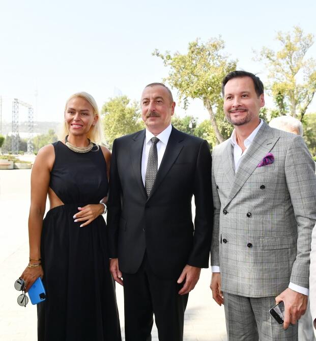 Prezident İlham Əliyev və Birinci xanım Mehriban Əliyeva mədəniyyət və incəsənət xadimləri ilə söhbət ediblər