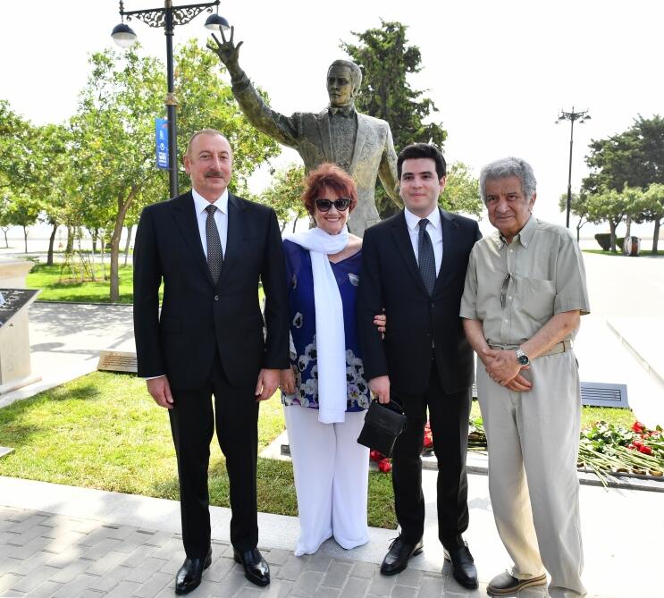 Prezident İlham Əliyev və Birinci xanım Mehriban Əliyeva mədəniyyət və incəsənət xadimləri ilə söhbət ediblər