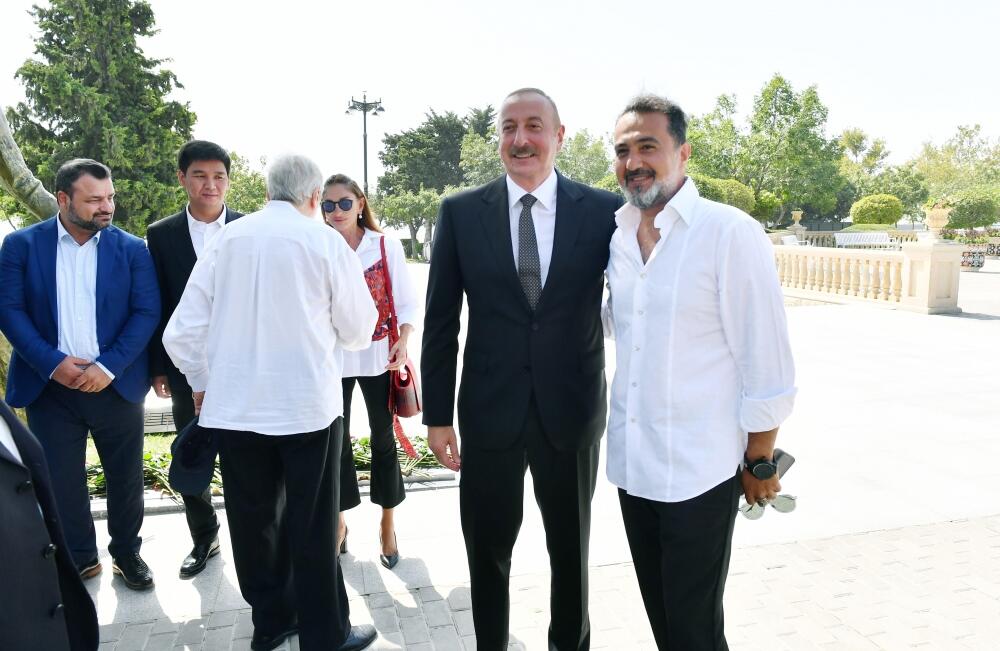 Prezident İlham Əliyev və Birinci xanım Mehriban Əliyeva mədəniyyət və incəsənət xadimləri ilə söhbət ediblər