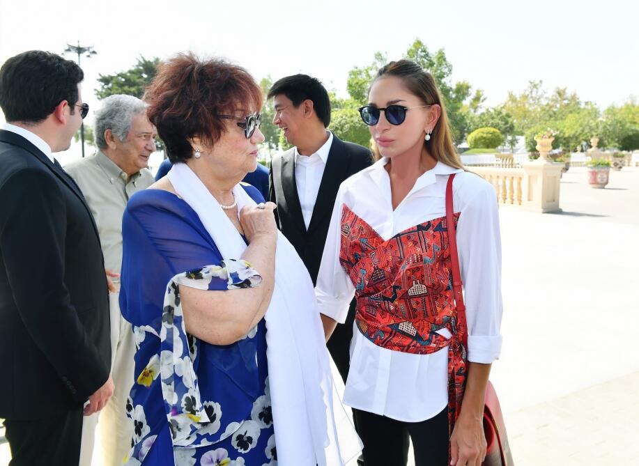 Prezident İlham Əliyev və Birinci xanım Mehriban Əliyeva mədəniyyət və incəsənət xadimləri ilə söhbət ediblər