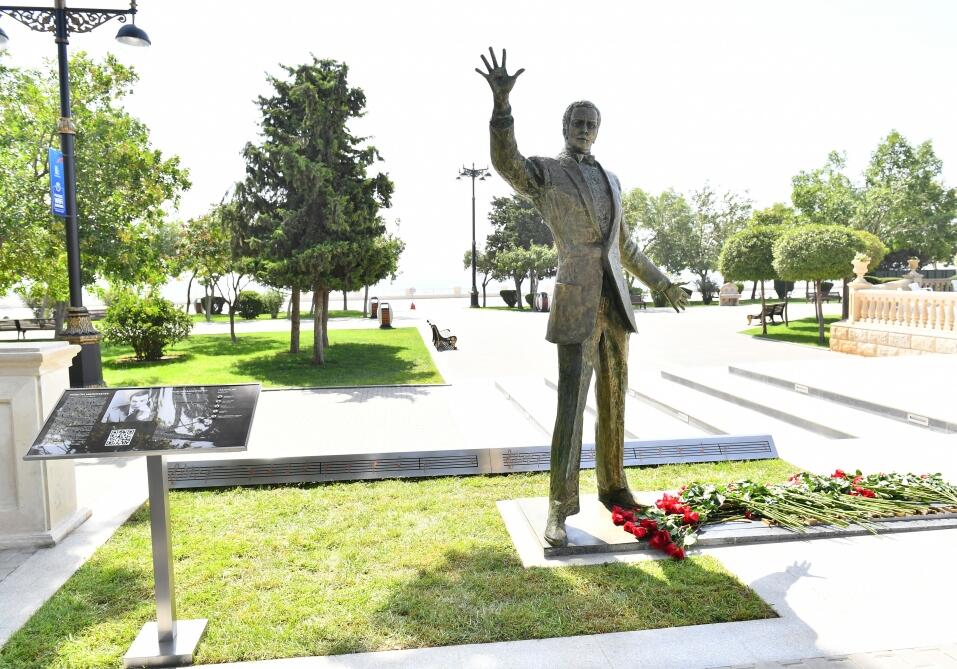 Президент Ильхам Алиев и Первая леди Мехрибан Алиева приняли участие в открытии памятника Муслиму Магомаеву в Бакинском Приморском национальном парке