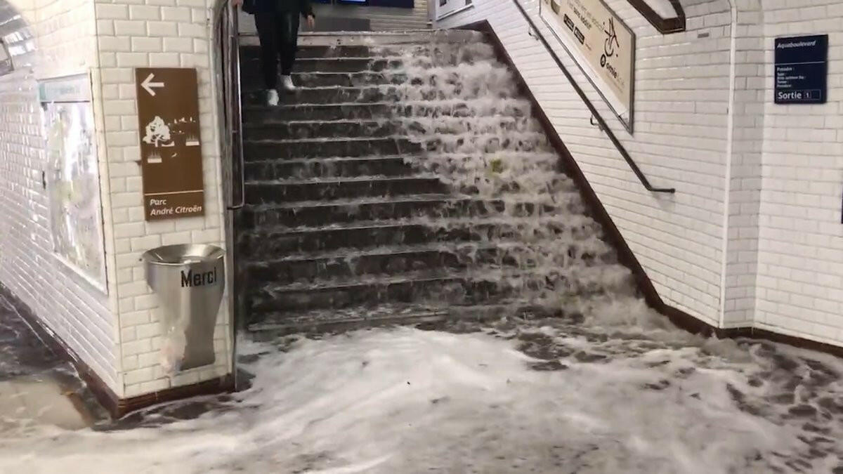 В Париже из-за наводнения закрылись станции метро