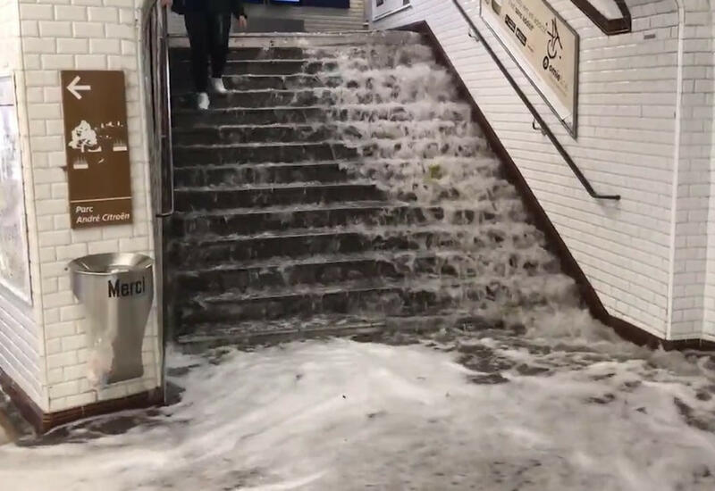 В Париже из-за наводнения закрылись станции метро
