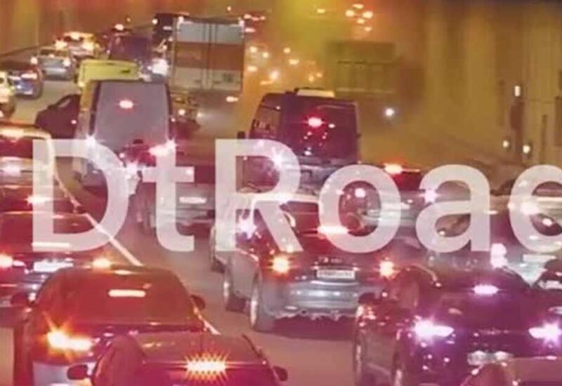 Грузовик на скорости протаранил легковушку в тоннеле Москвы