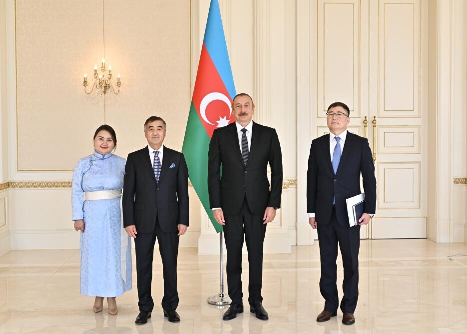 Президент Ильхам Алиев принял верительные грамоты новоназначенного посла Монголии