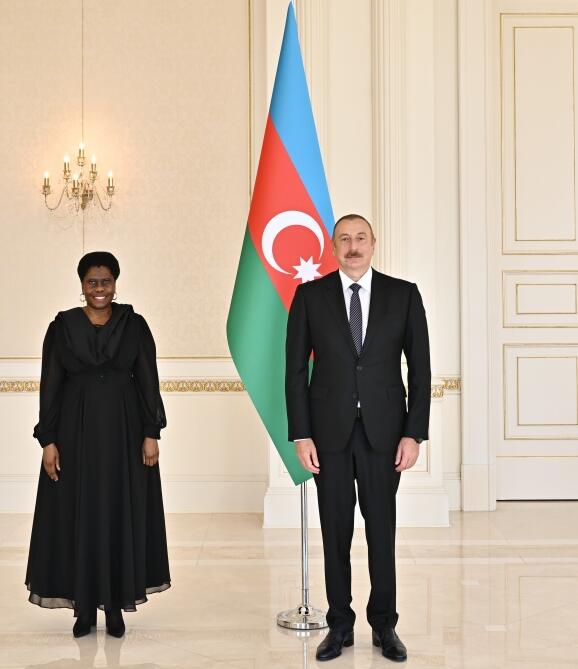 Президент Ильхам Алиев принял верительные грамоты новоназначенного посла ЮАР