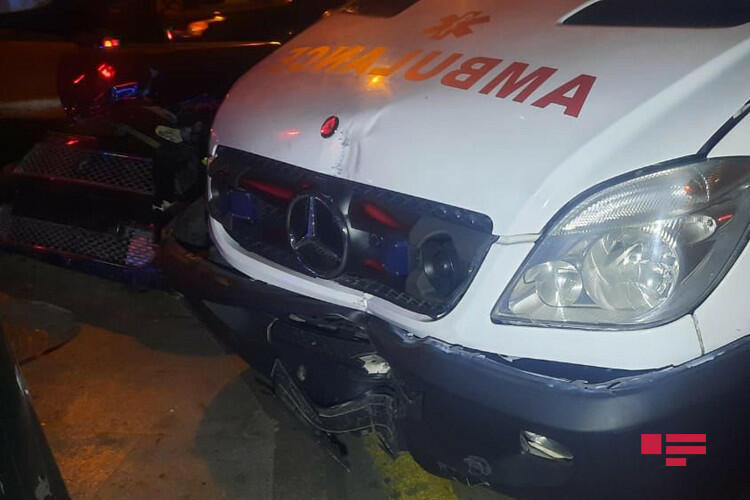 В Баку машина скорой помощи попала в аварию, пострадал врач