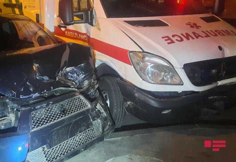 В Баку машина скорой помощи попала в аварию, пострадал врач