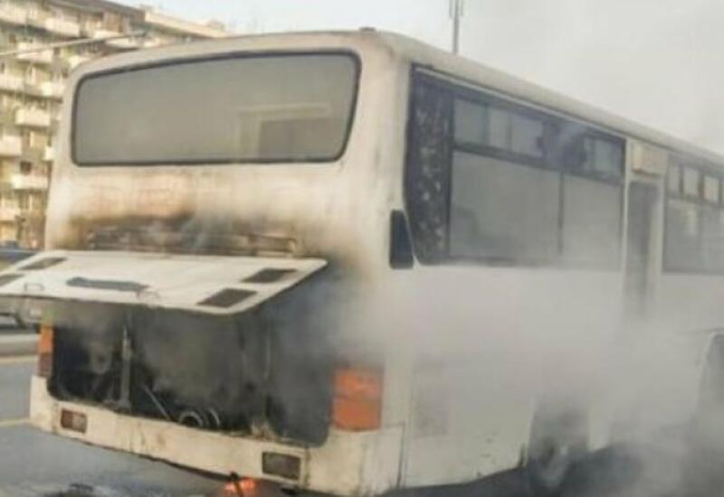 В Баку загорелся пассажирский автобус