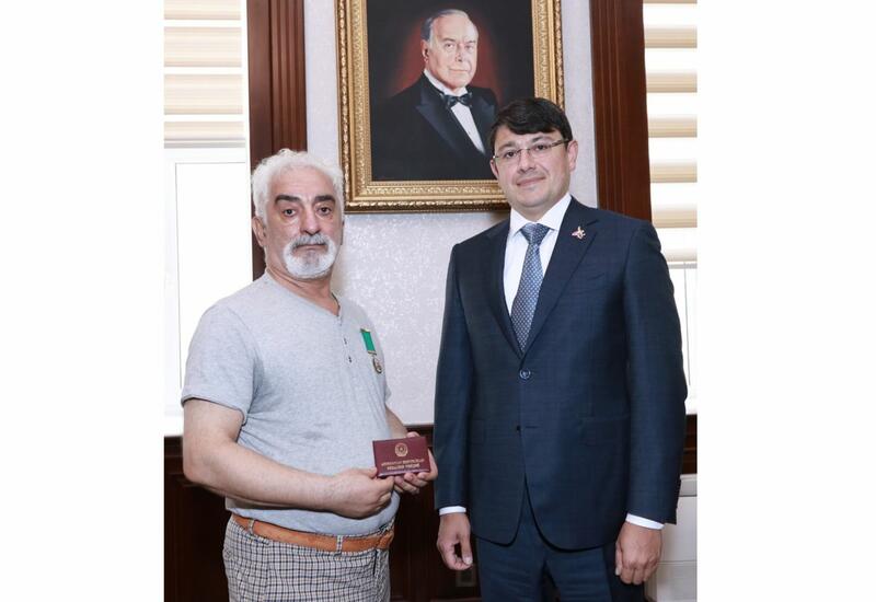 Azərbaycanın əməkdar artisti Rauf Avşarova “Tərəqqi” medalı təqdim olunub