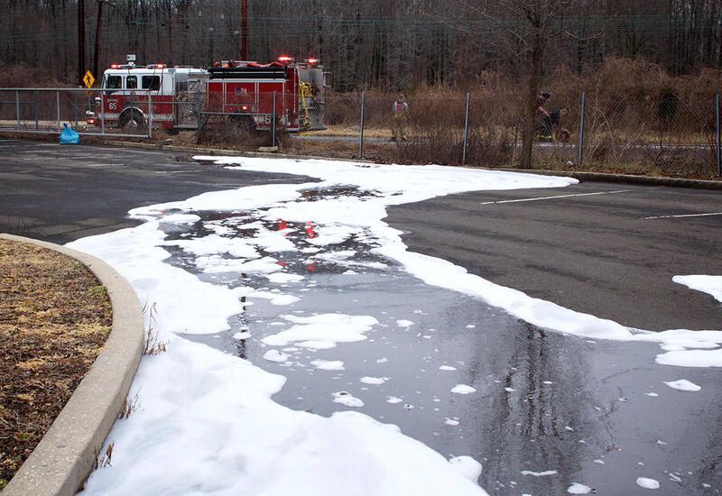 Ученые нашли способ уничтожить токсичные «вечные химикаты», заполонившие мир