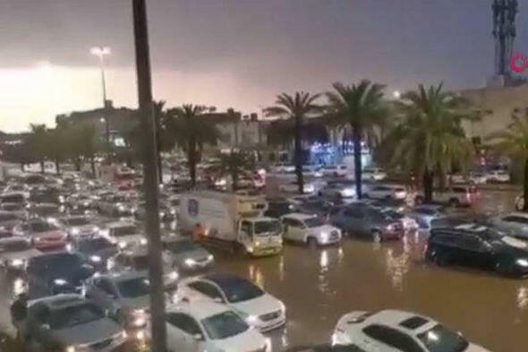 Məkkə və Mədinə sulara qərq oldu: Kəbəni şiddətli yağış altında ziyarət etdilər