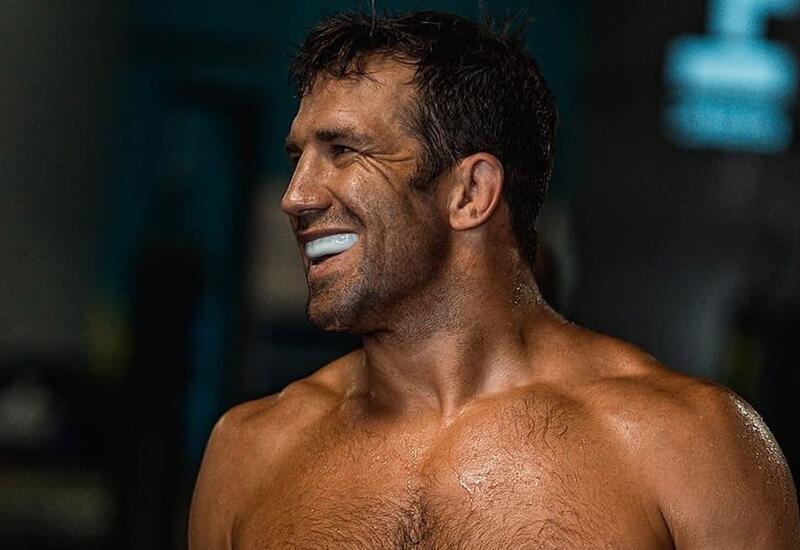 Экс-чемпион UFC Рокхолд объявил о завершении карьеры