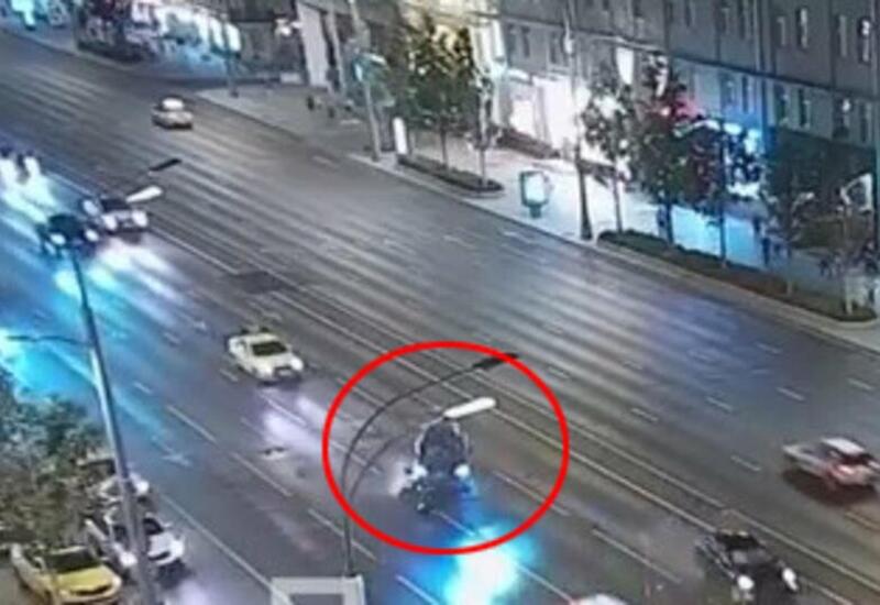 Мотоциклист вылетел на встречку и протаранил авто в Москве