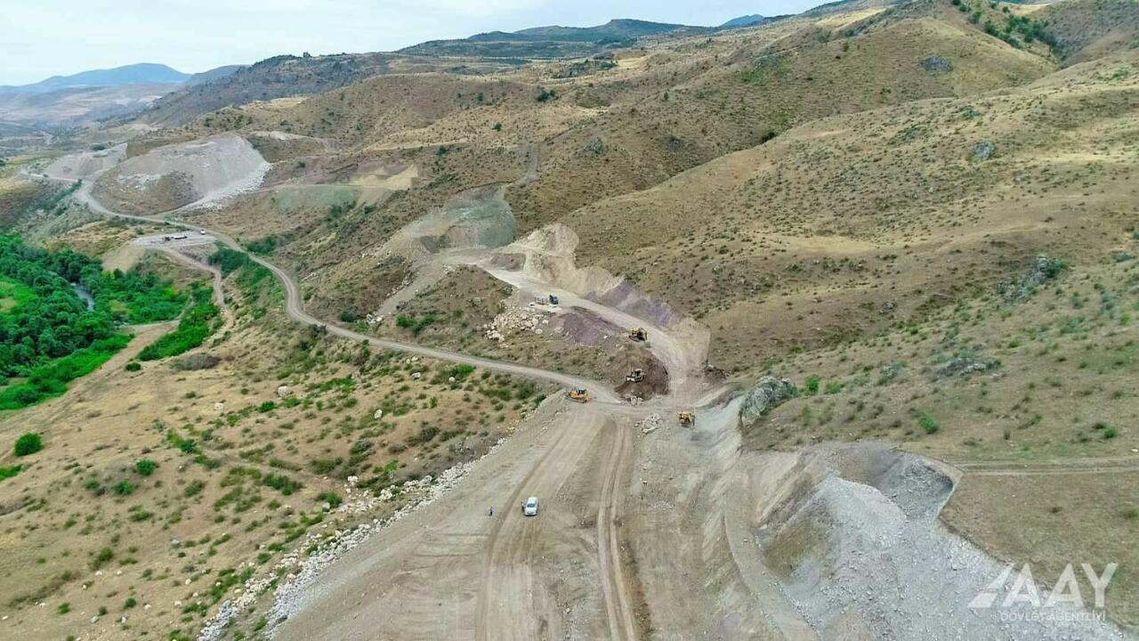 Qubadlı - Eyvazlı avtomobil yolu boyunca genişmiqyaslı tikinti işləri davam etdirilir